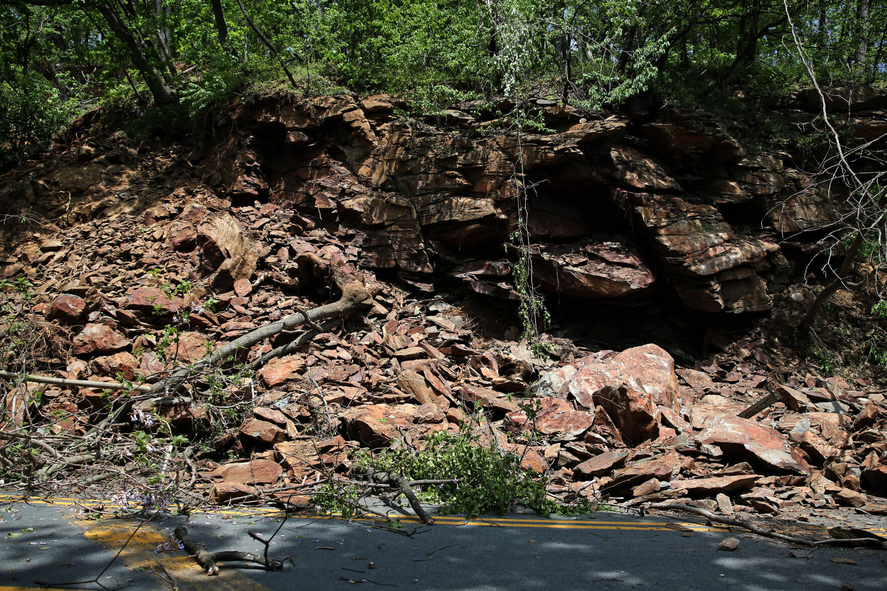 050421-cdp-news-rockslide086.JPG
